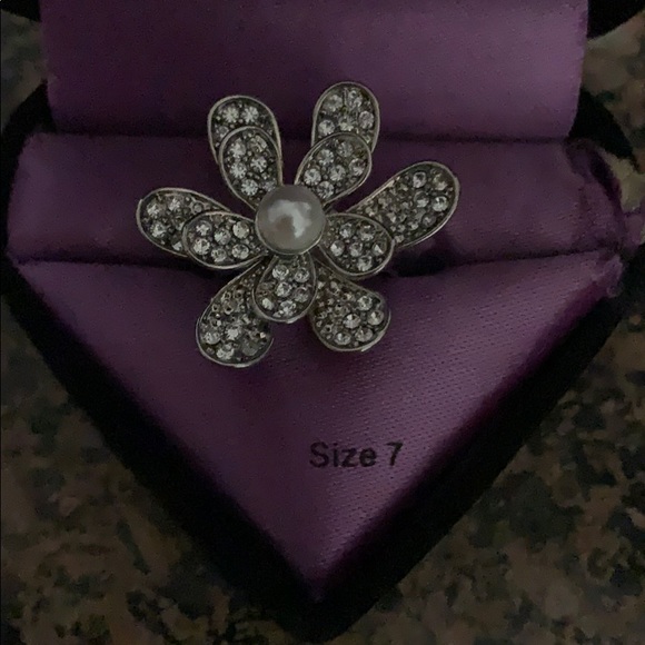 guess flower ring